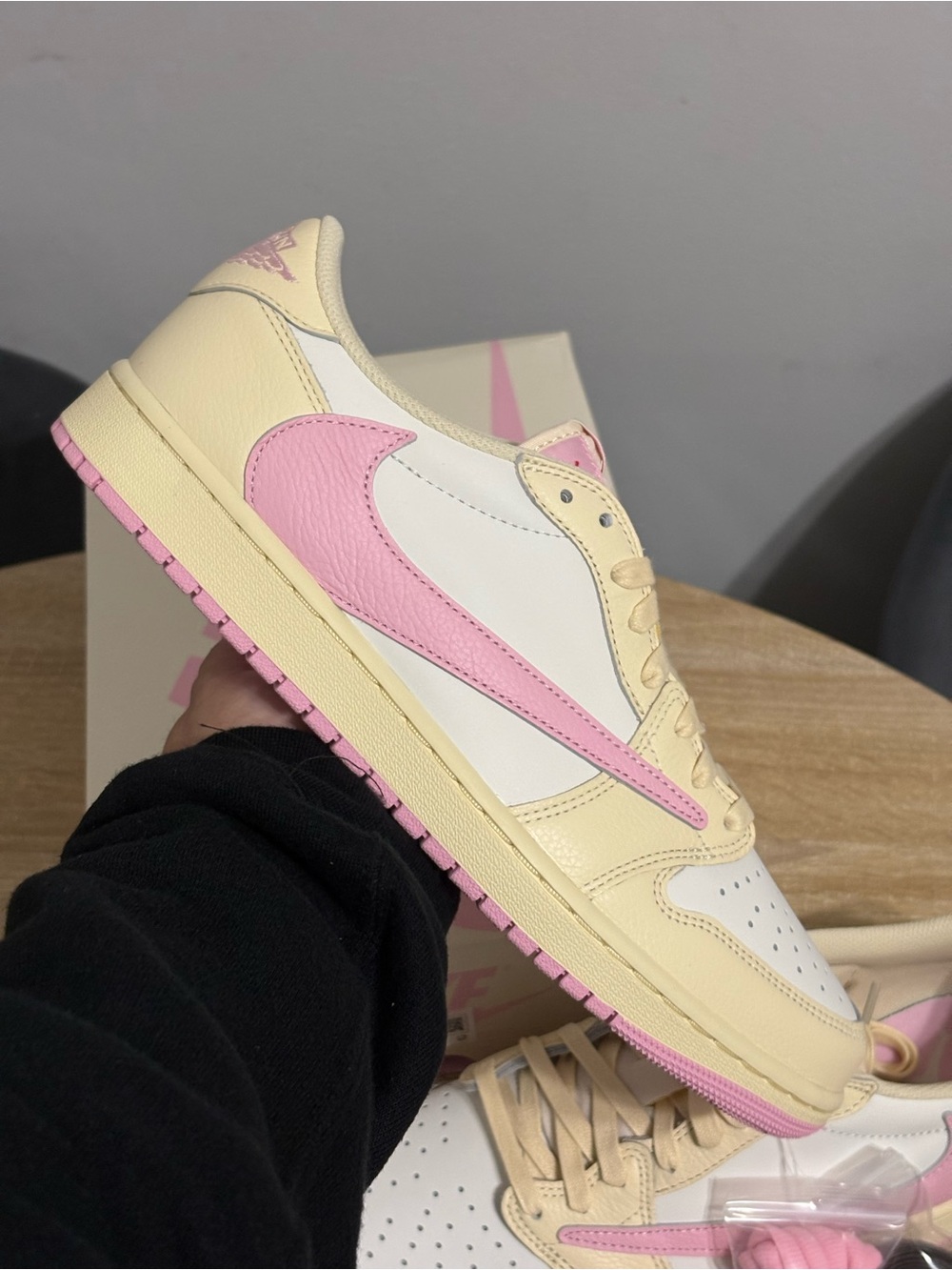 Jordan 1 low × Travis Scott Shy Pink